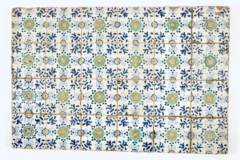 Een veld van 24 polychrome Delftse tegels met ornament decor, 17e eeuw